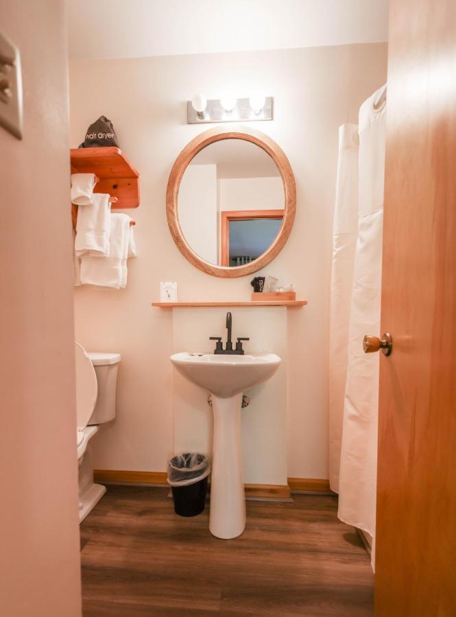 Outland Chalet & Suites Great Smoky Mountains Whittier Номер фото
