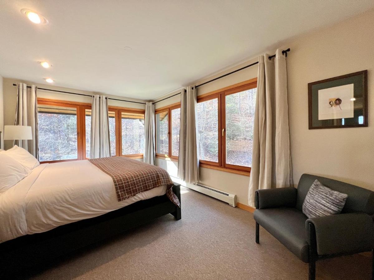 Outland Chalet & Suites Great Smoky Mountains Whittier Номер фото