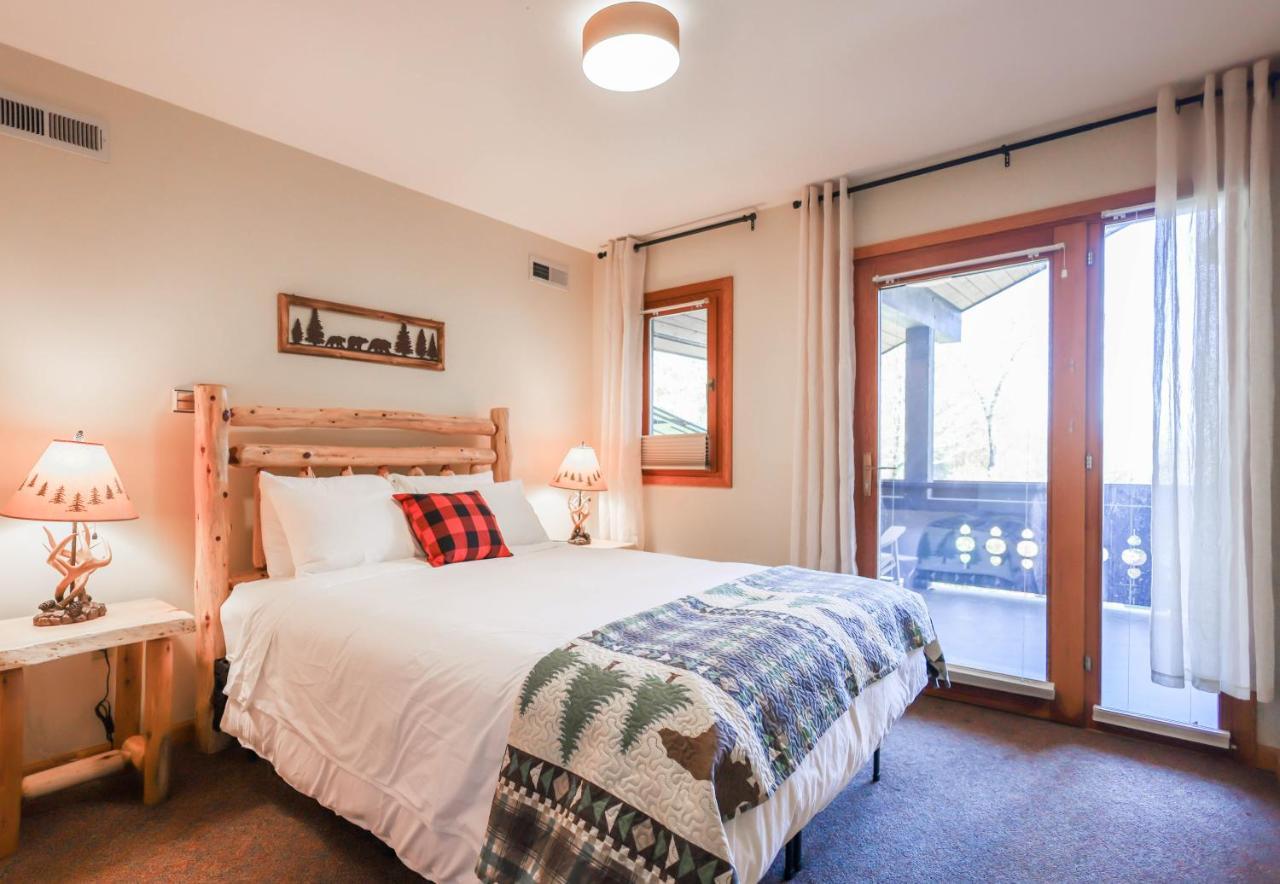 Outland Chalet & Suites Great Smoky Mountains Whittier Номер фото
