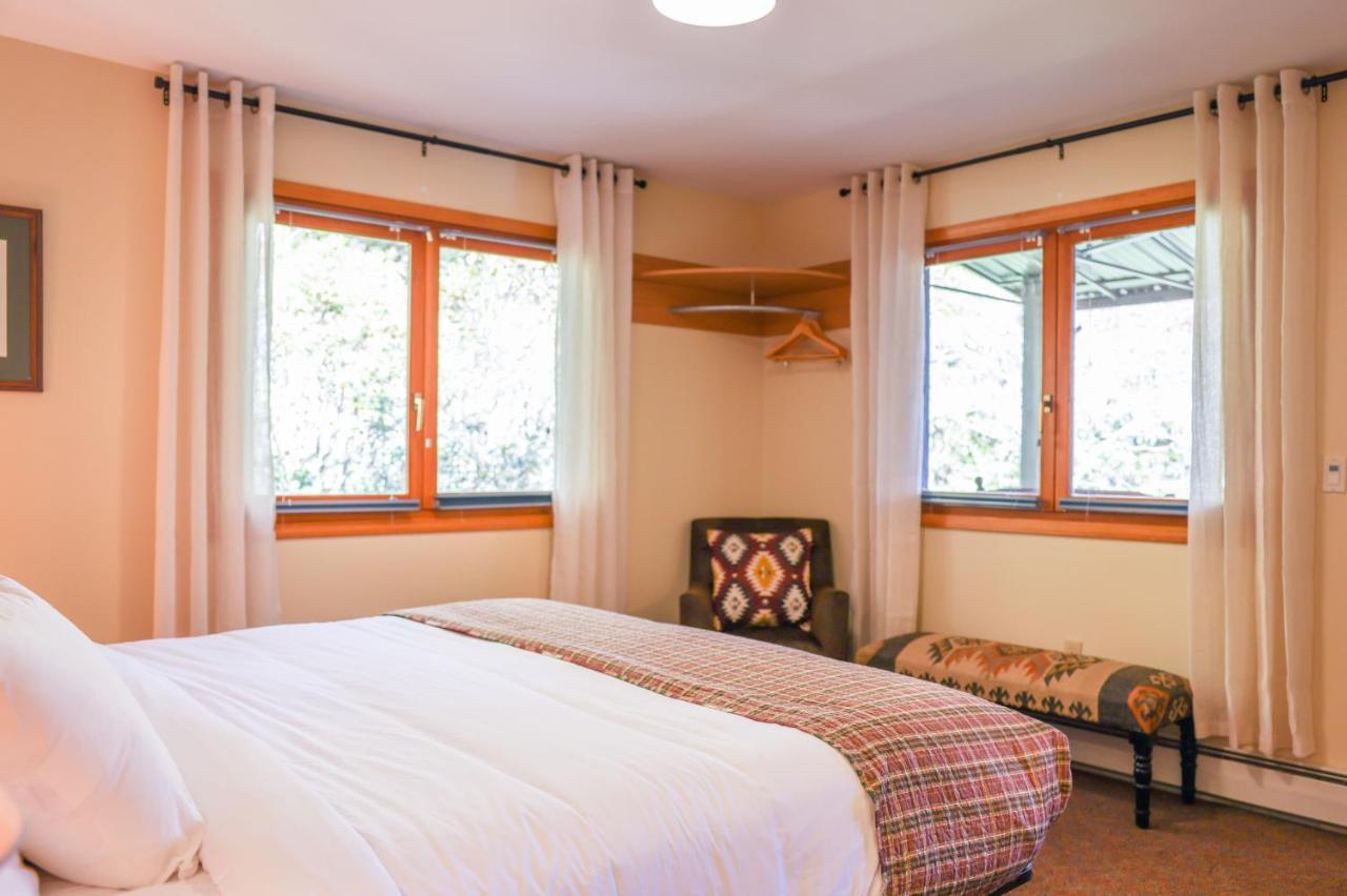 Outland Chalet & Suites Great Smoky Mountains Whittier Номер фото