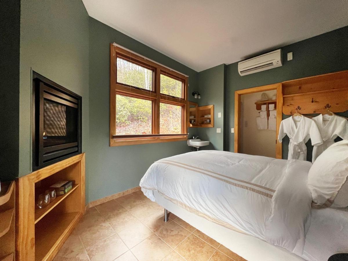 Outland Chalet & Suites Great Smoky Mountains Whittier Номер фото