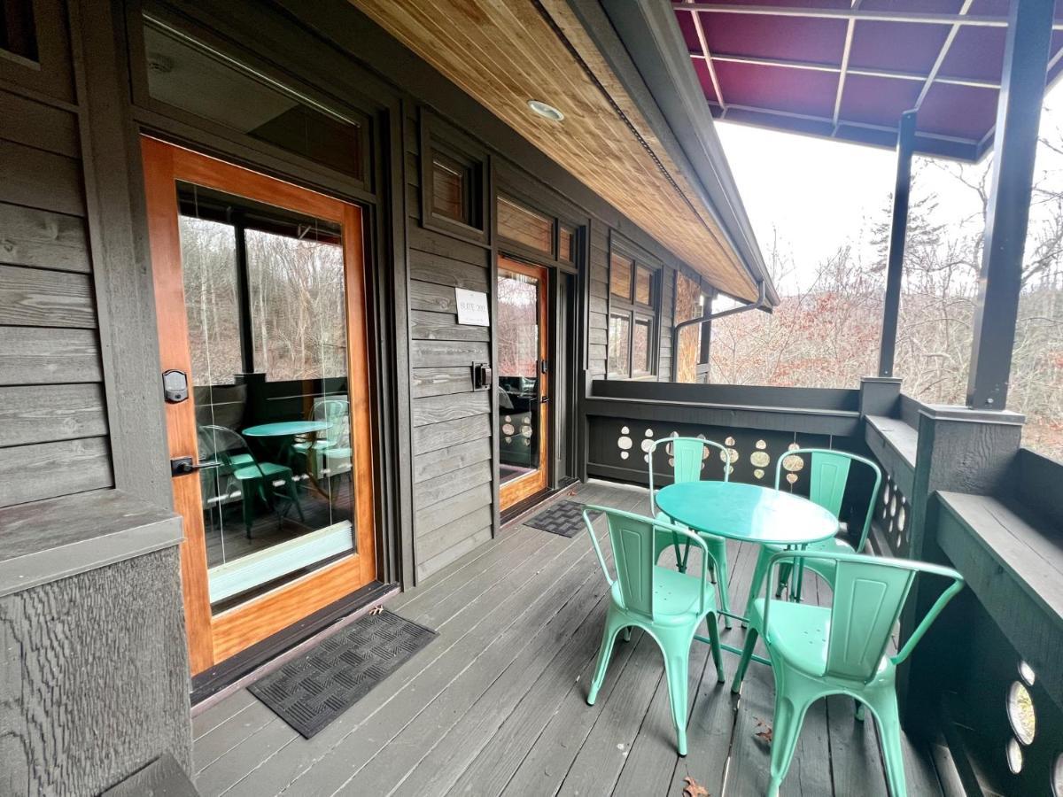 Outland Chalet & Suites Great Smoky Mountains Whittier Экстерьер фото